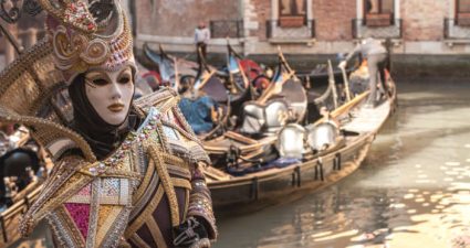 Verkleidete Frau mit Maske zum Karneval in Venedig