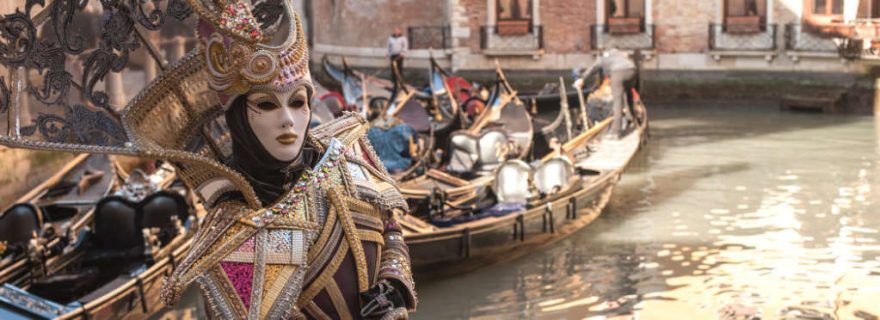 Verkleidete Frau mit Maske zum Karneval in Venedig