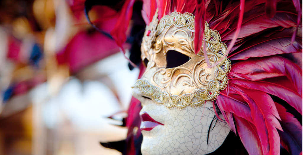 Maskierte Frau beim Karneval