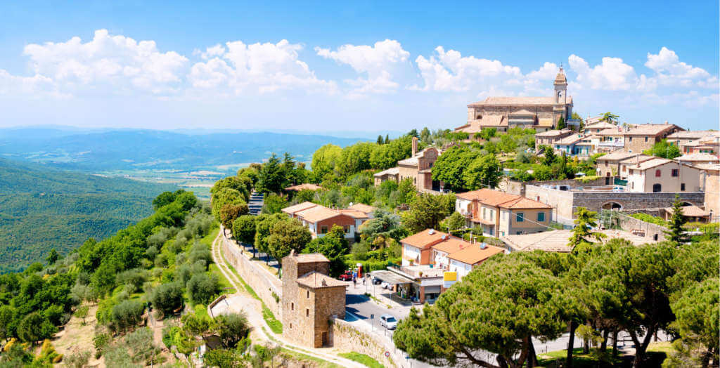 Mittelalterliche Stadt Montalcino in der Toskana, Italien