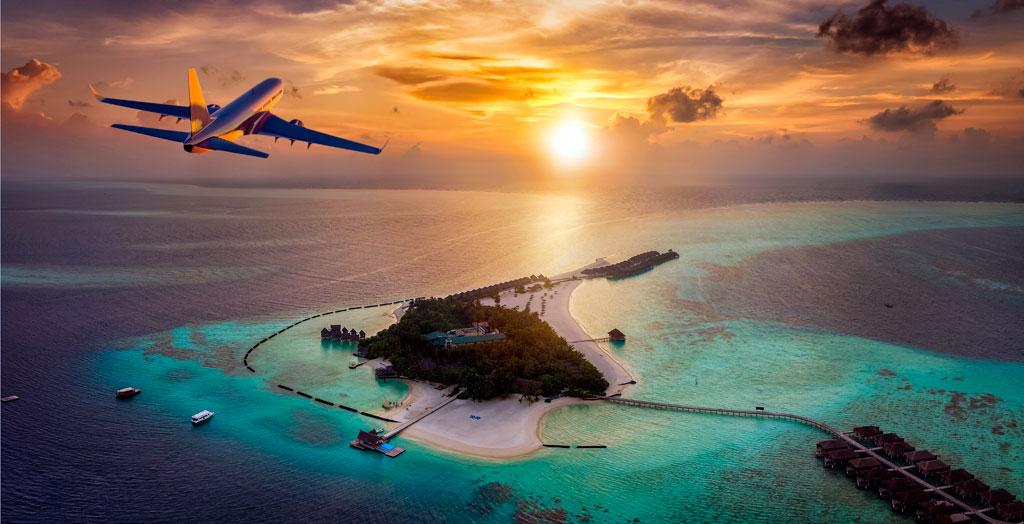 Ein Flugzeug nähert sich einer tropischen Paradiesinsel auf den Malediven 