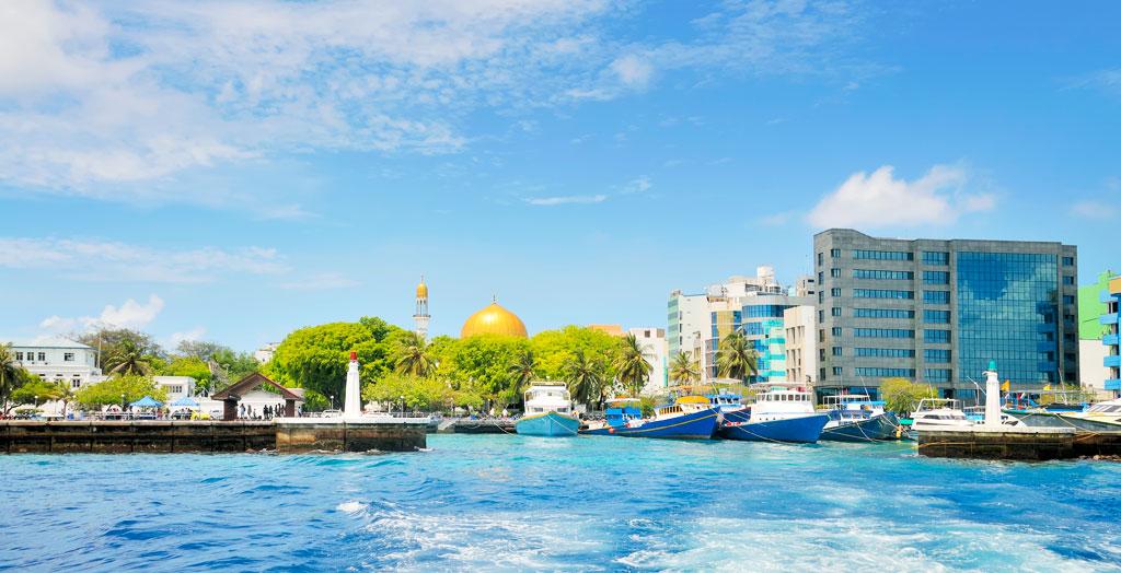 Pier in der Hauptstadt Maré und die Moschee, Malediven