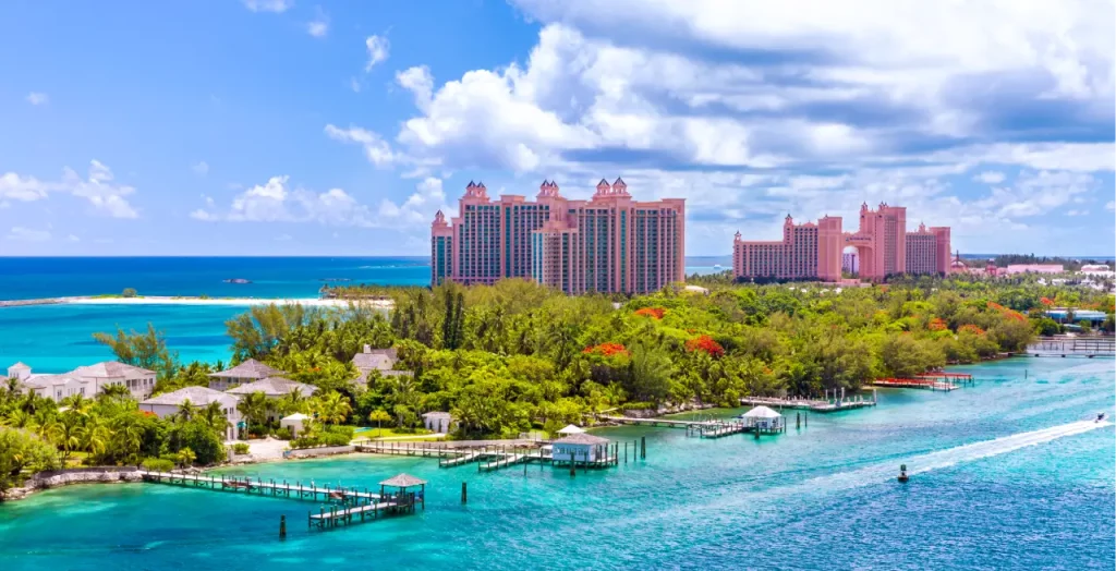 Küste von Nassau, Bahamas, Karibik, mit Resorts und türkisfarbenem Meer