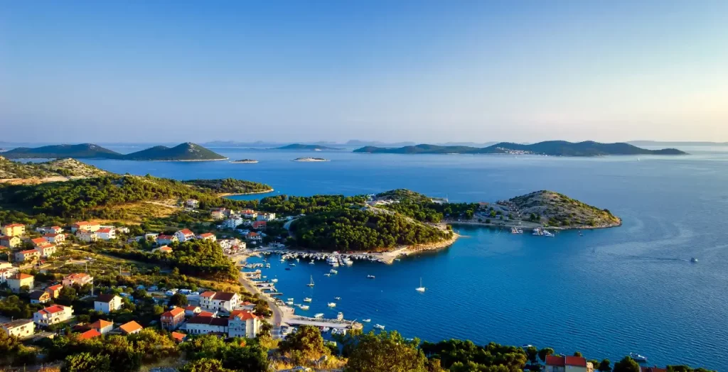 Luftaufnahme der Kornati-Inseln in Kroatien mit Yachthafen und umgebenden Hügeln