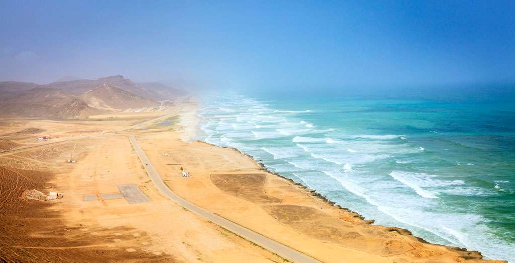 Luftaufnahme des Strandes Al Mughsayl in der Nähe von Salalah, Oman