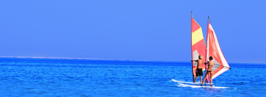 Strahlend blaues Meer und Sonne pur - Surfspots für den Winter