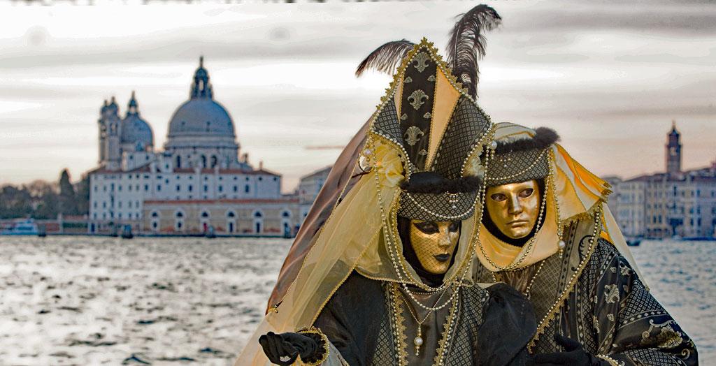 Paar mit goldener venezianischen Maske am Canal Grande in Venedig, Italien