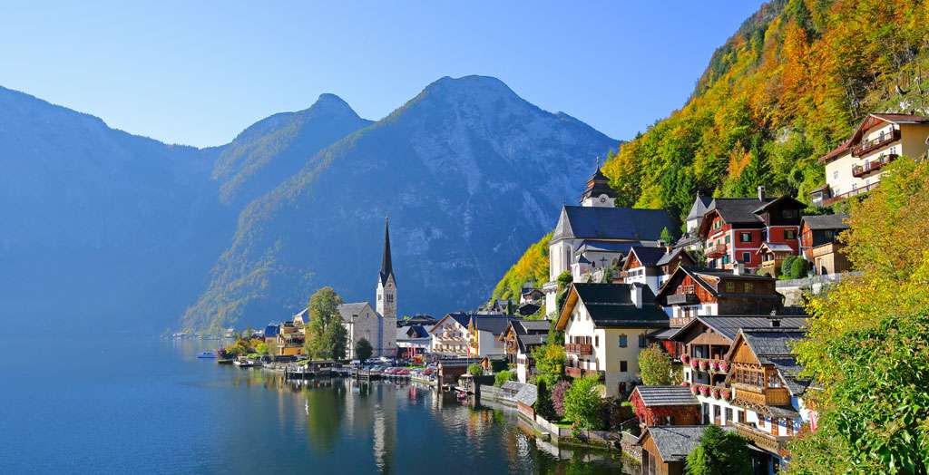 Dorf Hallstatt am Hallstättersee im Herbst, Österreich