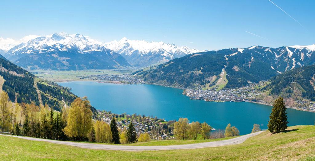 Wunderschöner Panoramablick über den Zeller See im Sommer, Tiroler Alpen, Österreich
