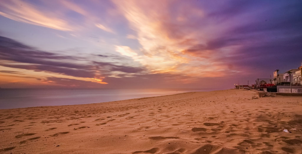 Strand von Faro bei Sonnenuntergang, Insel Faro, Naturpark Ria Formosa, Faro, Algarve, Portugal