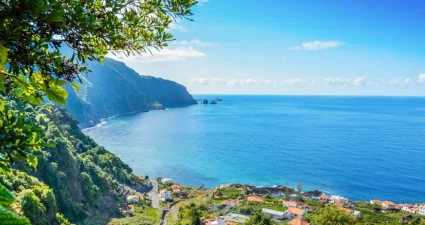 Der spektakuläre Blick von Seixal auf Ribeira da Janela und Porto Moniz an der zerklüfteten Nordküste der Insel Madeira, Portugal