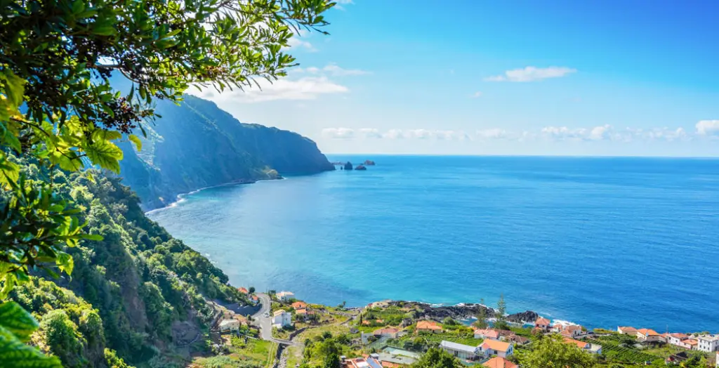 Der spektakuläre Blick von Seixal auf Ribeira da Janela und Porto Moniz an der zerklüfteten Nordküste der Insel Madeira, Portugal