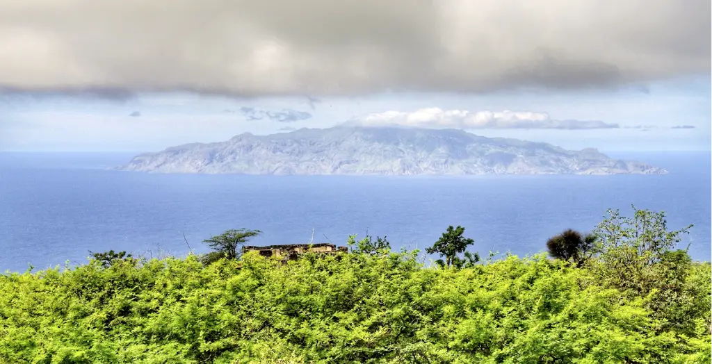 Insel Brava unter schweren Wolken auf See, gesehen von den Hochebenen der Schwesterinsel Fogo in der Republik Kapverden