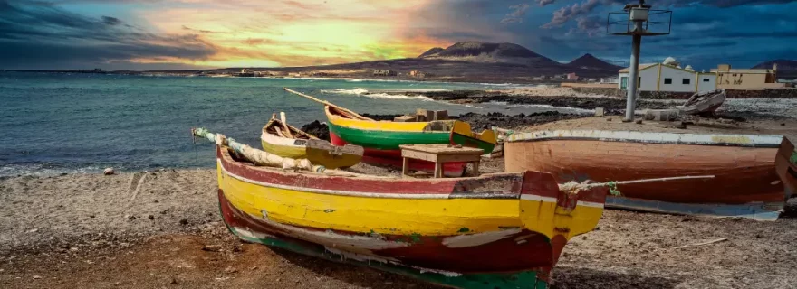 Fischerboote auf der Insel Sao Vicennte auf den Kapverden