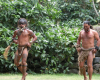 Einheimische Männer tanzen in traditioneller Bekleidung