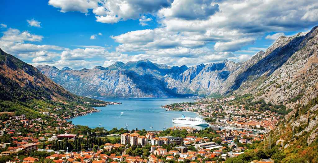 Panoramablick auf die Bucht von Kotor, Montenegro