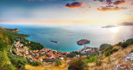 Atemberaubende Luftaufnahme der Insel Sveti Stefan vom Aussichtspunkt St. Stefan aus, Montenegro