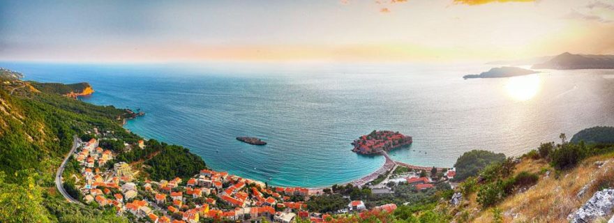 Atemberaubende Luftaufnahme der Insel Sveti Stefan vom Aussichtspunkt St. Stefan aus, Montenegro