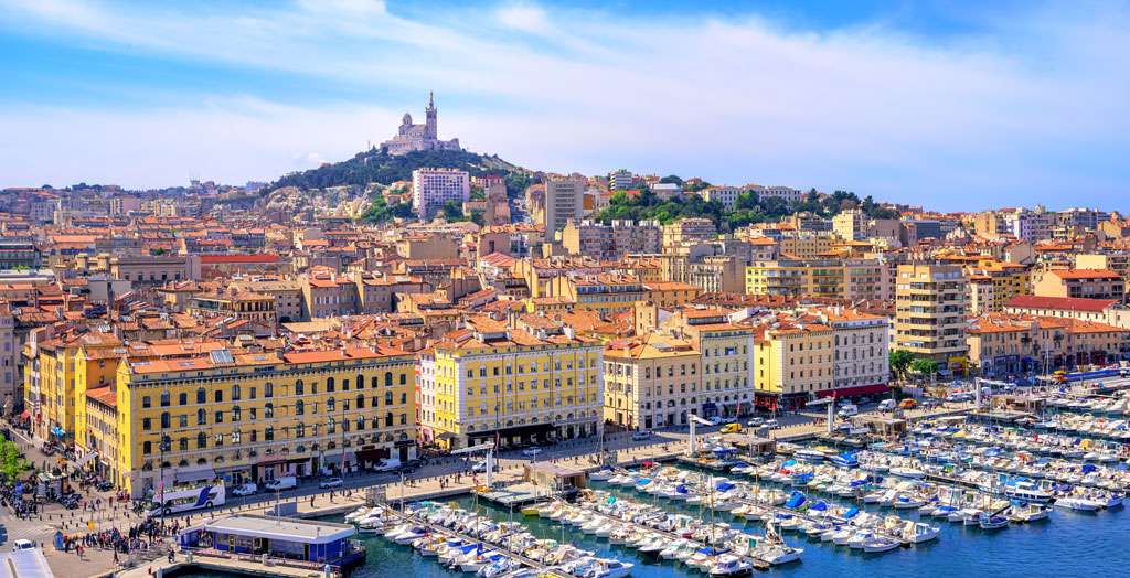 Blick auf das historische Zentrum und die Basilika Notre Dame in Marseille, Frankreich