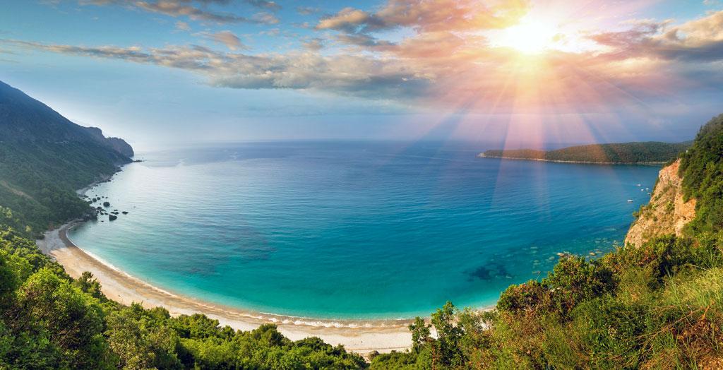 Panoramablick auf das Meer und den Jaz Strand in Montenegro