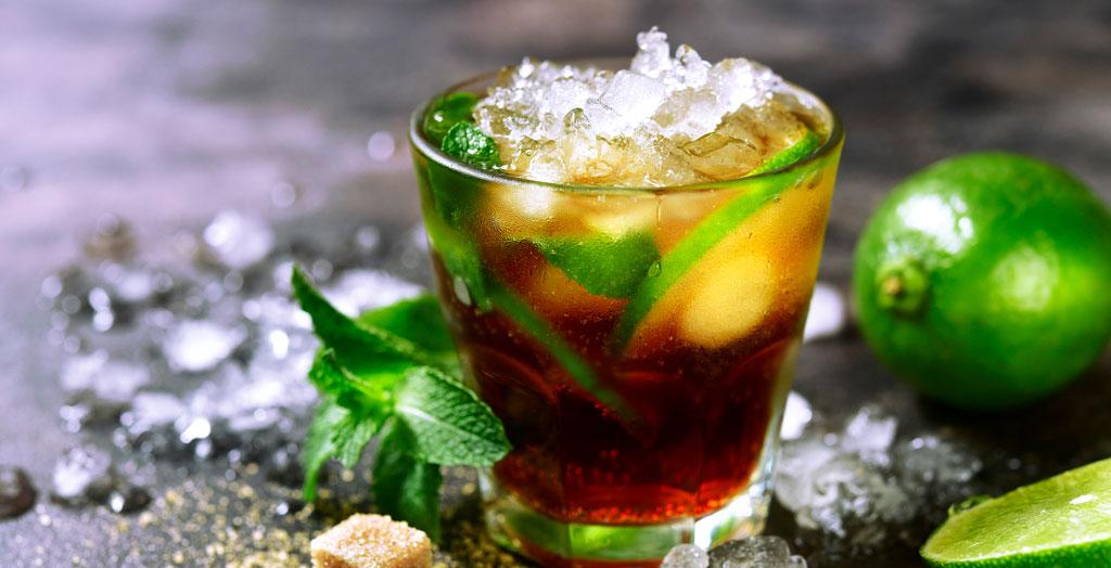Kalter, erfrischender Sommercocktail Rum Cola auch bekannt als Cuba Libre