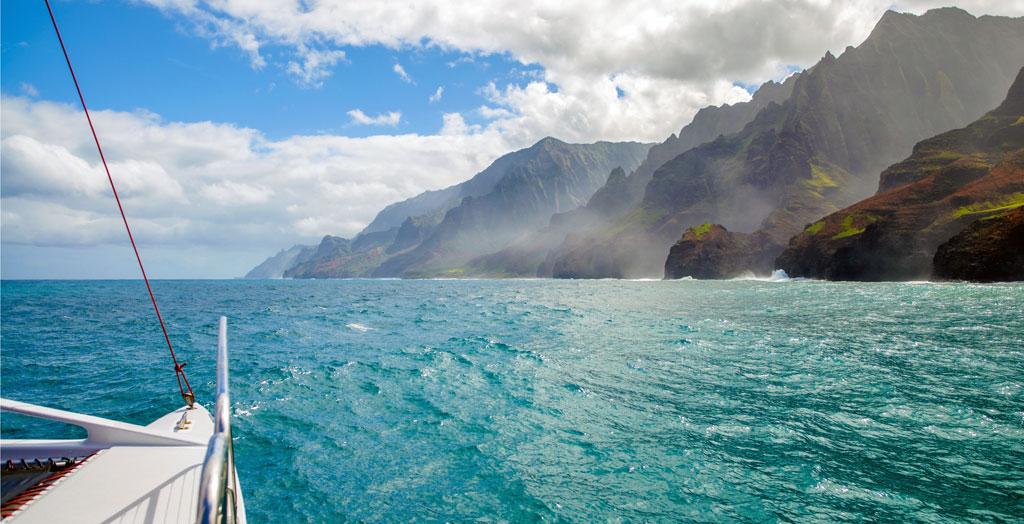 Segeln Sie entlang messerscharfer Klippen, die mehr als 900 Meter hoch sind, an der abgelegenen und zerklüfteten Napali-Küste von Kauai, Hawaii