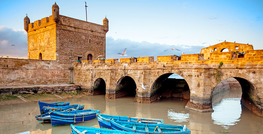 Fischerboote und historische Bastei in Essaouira, Marokko