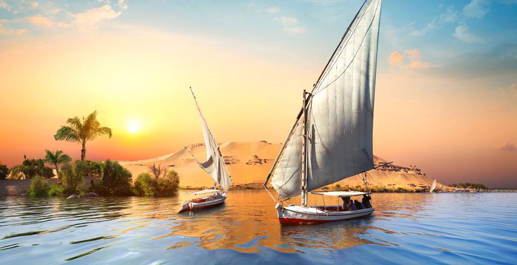 Segelboote bei Sonnenuntergang in Assuan, Ägypten