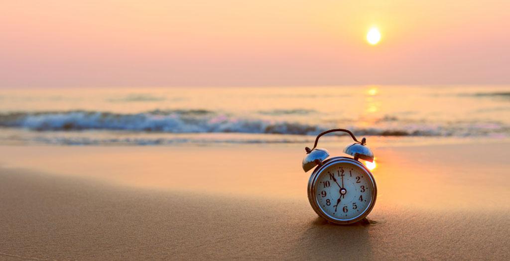 Uhr am Strand zum Sonnenuntergang