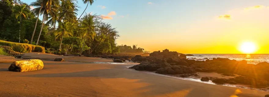 Sonnenuntergang am Strand im Corcovado-Nationalpark, Costa Rica