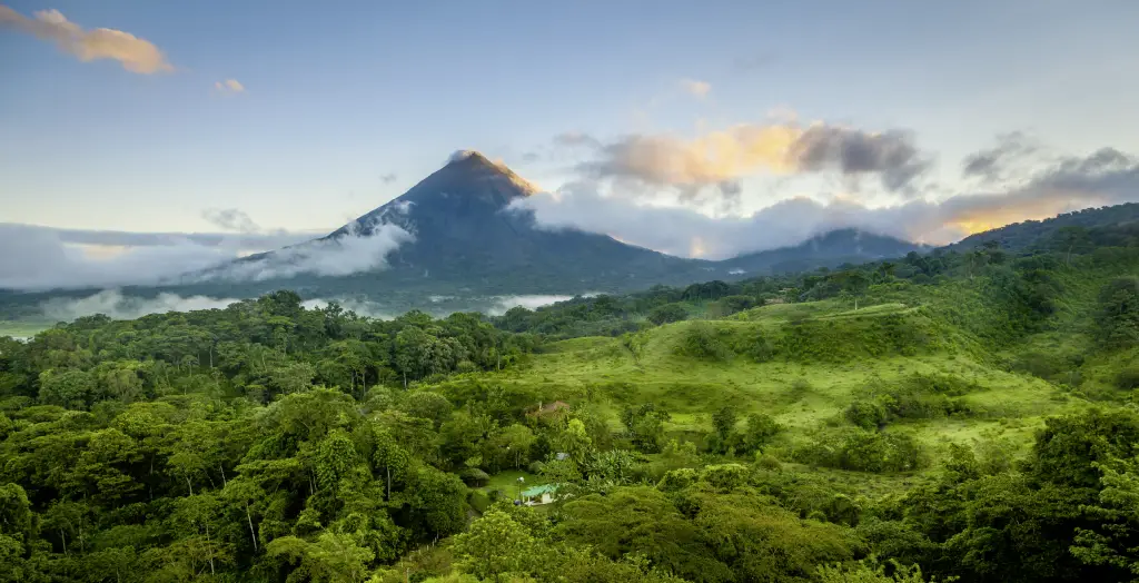 Malerischer Blick auf den Vulkan Arenal im Zentrum von Costa Rica bei Sonnenaufgang