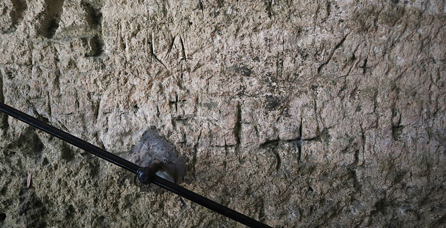 Kreuze in der Höhlenkapelle Il-Madonna tal-Ghar