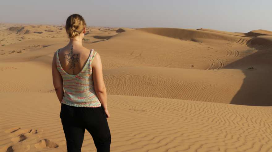 Frau bei einer Wüstensafari