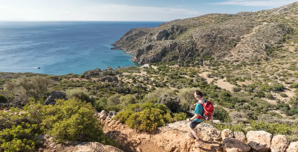 Wanderin blickt auf die Bucht von Agios Kirikos in der Nähe des Dorfes Sougia auf Kreta, Griechenland