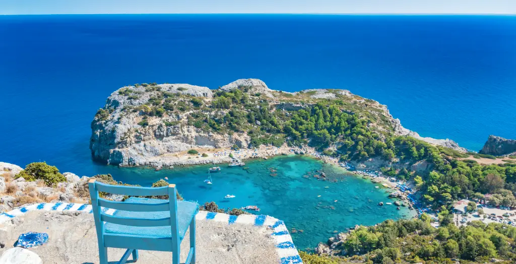 Anthony Quinn Bucht und Mittelmeer auf Rhodos in Griechenland mit kristallklarem Wasser und malerischen Klippen
