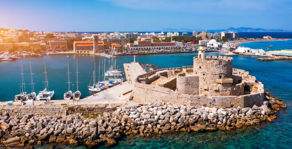 Hafen-Mandraki-Insel-Rhodos-Griechenland mit historischer Festung und Yachten [Bildquelle: © DaLiu | Canva]