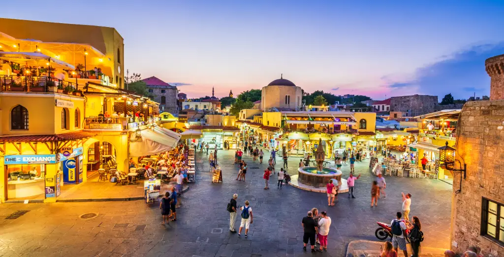Hippokrates Square in der Altstadt von Rhodos am Abend mit belebten Cafés und Menschen