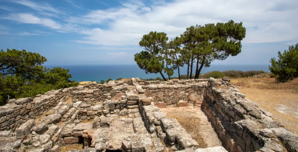 Panoramablick auf die antike Stadt Kamiros auf der Insel Rhodos in Griechenland mit Ruinen und Meerblick [Bildquelle: © Nataliia Makarovska | Canva]