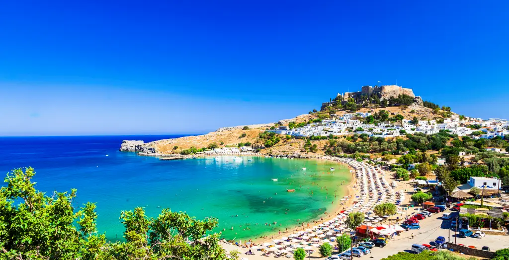 Strand-von-Lindos-Insel-Rhodos-Griechenland mit kristallklarem Wasser und historischer Akropolis