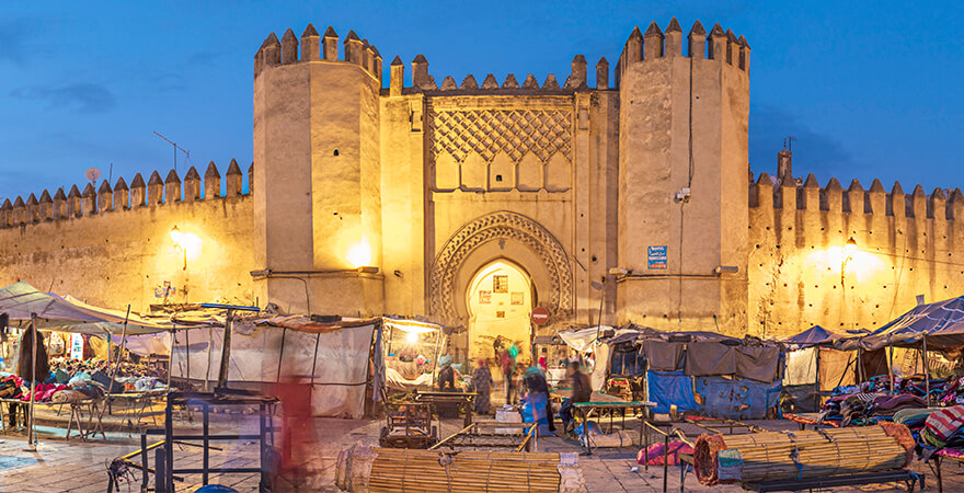 Nachtmarkt in der Königstadt Fès in Marokko