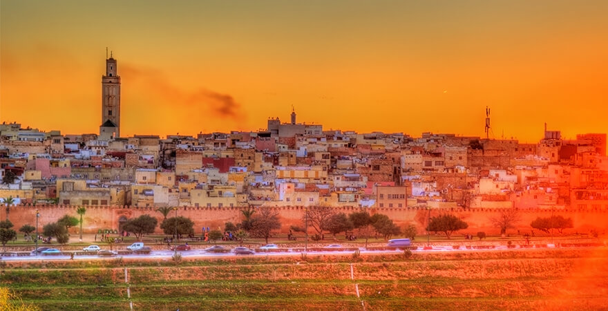 Panorama von Meknés am Abend