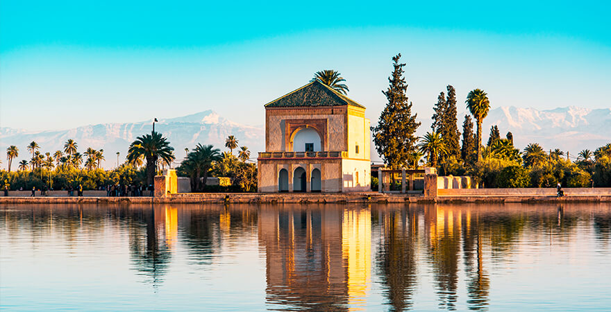 Pavillon in den Menara Gärten und auf das Atlasgebirge in Marokko