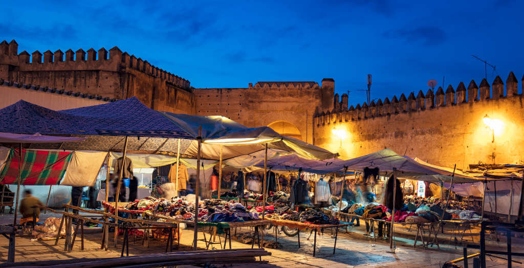 Nachtmarkt in der Königstadt Fes in Marokko