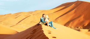 Paar kuschelt in der Sahara Wüste von Marokko