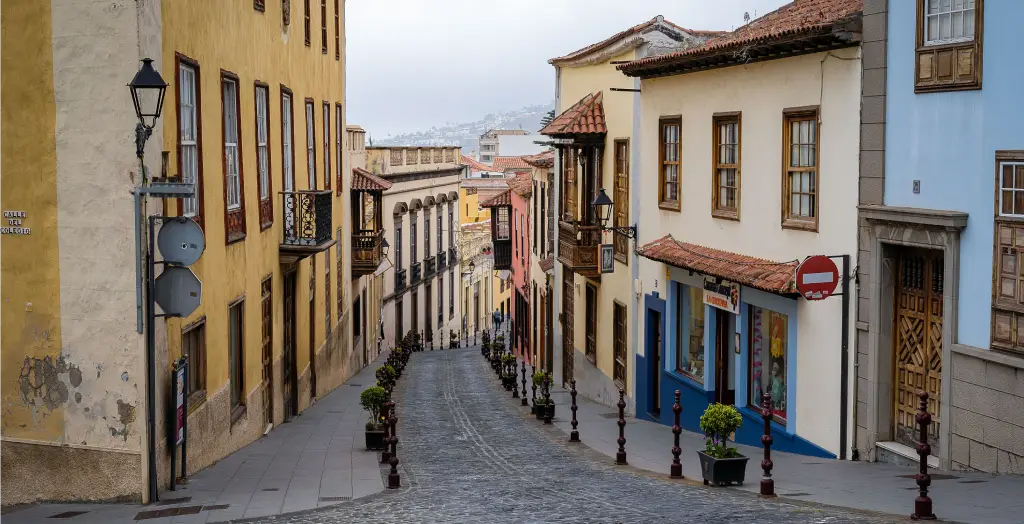 Die historische Calle de la Carrera in La Orotava mit traditionellen kanarischen Häusern, Teneriffa, Spanien
