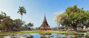 Blick auf einen Tempel im Geshichtspark Sukhothai