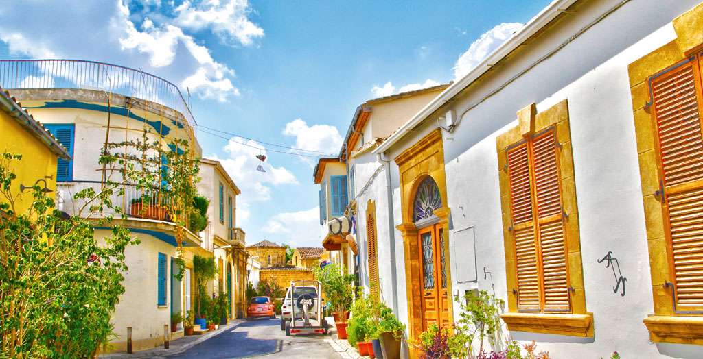 Gasse mit bunten Häusern in Nikosia, Zypern