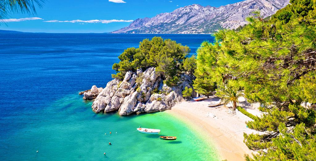 Idyllischer Strand von Punta Rata in Brela in Dalmatien, Kroatien