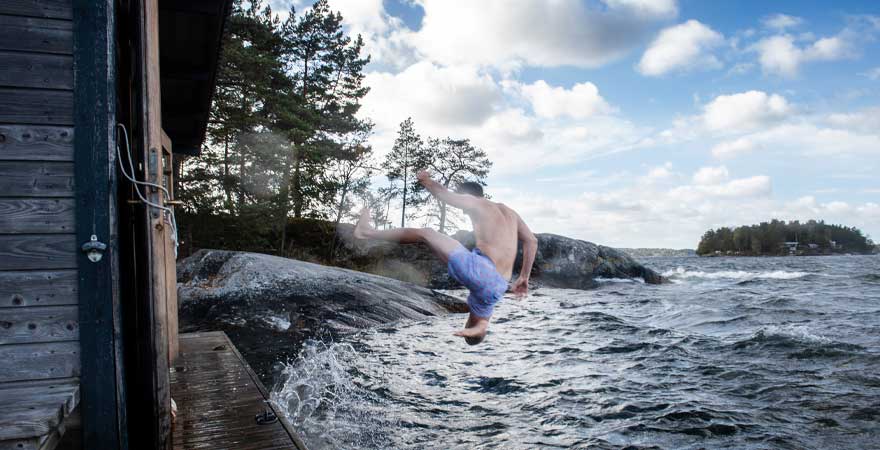 Sprung ins Wasser in Schweden
