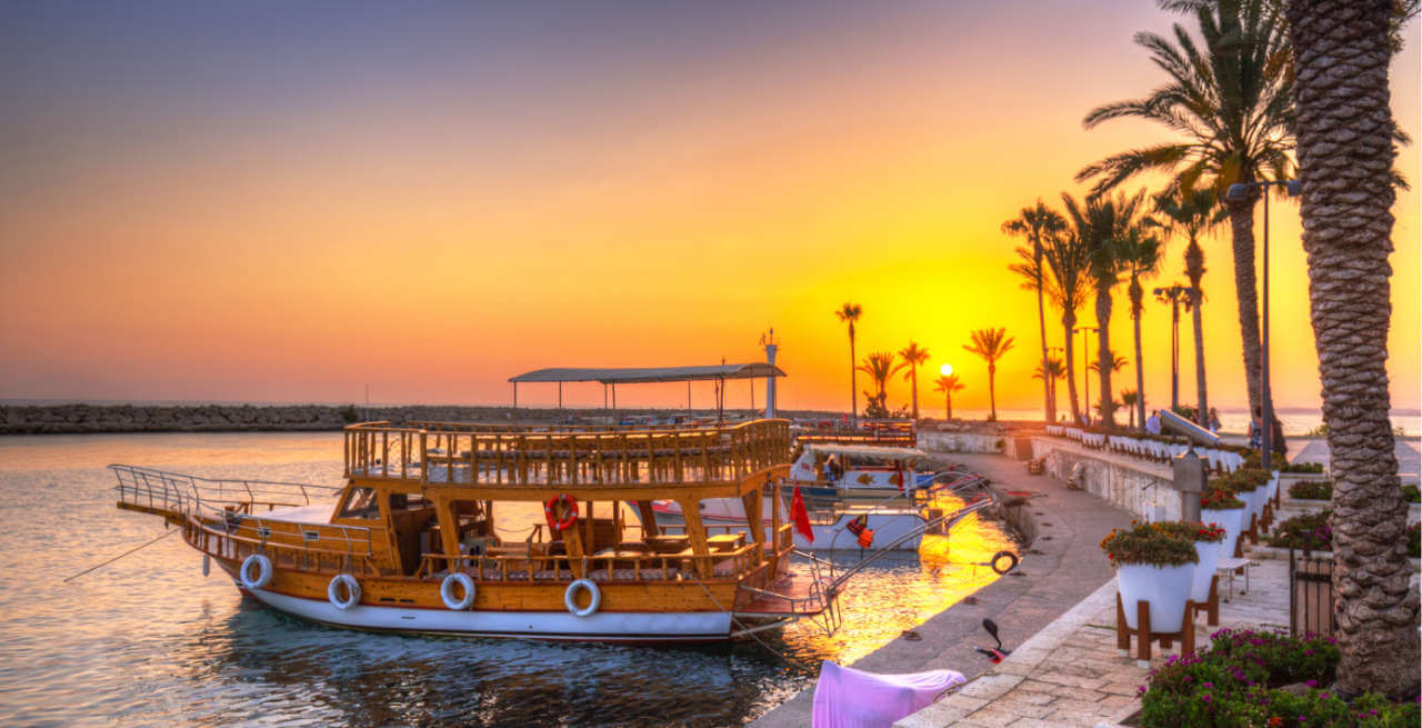 Sonnenuntergang am Hafen in Side, Türkei
